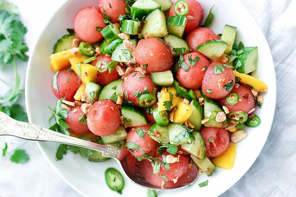 фотографии салат с огурцом и помидором домашний. салат с манго и авокадо и моцареллой. танцующий салат. манго и арбуз. салат колбаса с томатом.