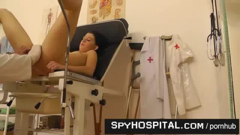 Трое похотливых телок попались на скрытую камеру в кабинете гинеколога