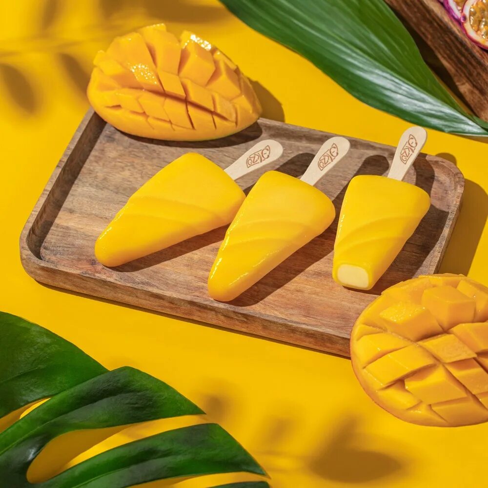 Izi mango ice. Mango lassi. Десерт экзо веган манго. Веганов манго. Экзо веган манго маракуйя мороженое.