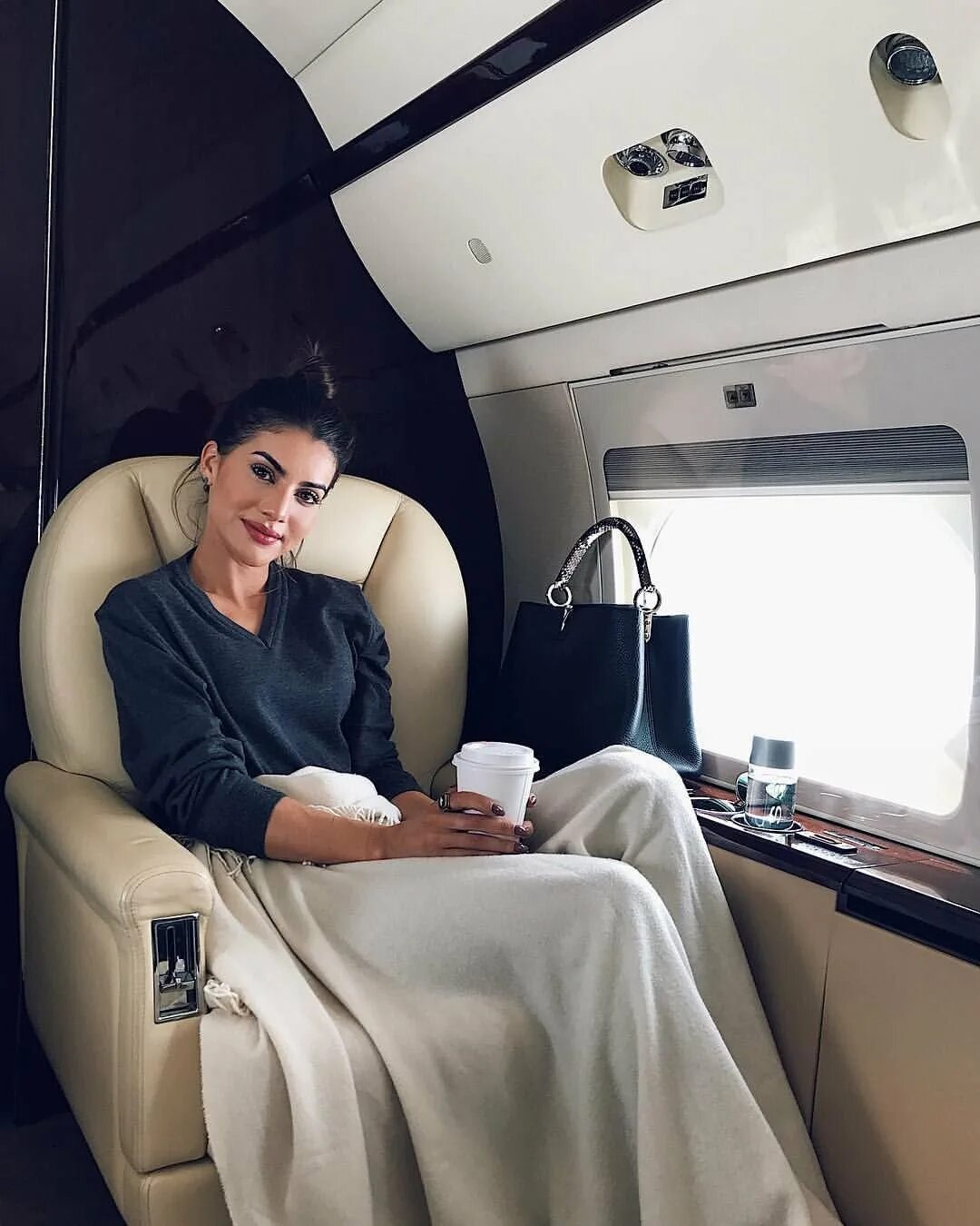 Образ успешной жизни. Успешная женщина. Богатая женщина. Девушка в частном самолете. Девушка в частнгс самолете.