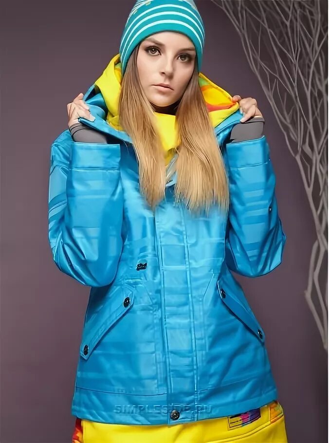 Под голубую куртку. Шапка под голубую куртку. Голубая куртка женская. Голубой пуховик женский. Яркие зимние образы.