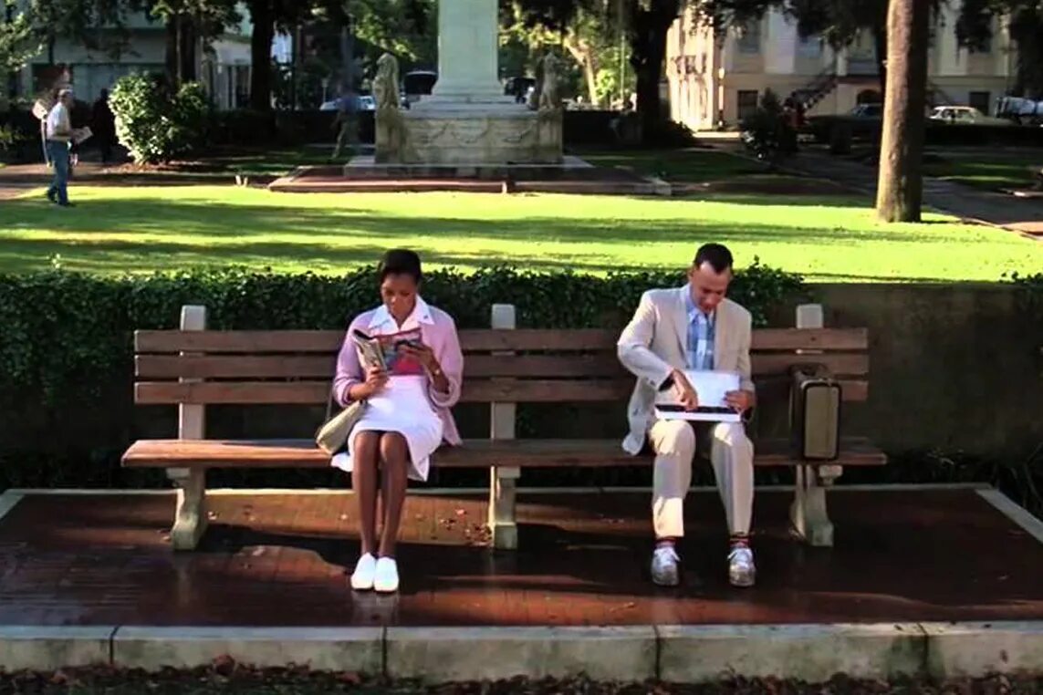 Жизнь как коробка шоколадных. Коробка шоколадных конфет форест гамп. forrest gump на скамейке. форест гамп сцена на скамейке. форест гамп сидит на скамейке.