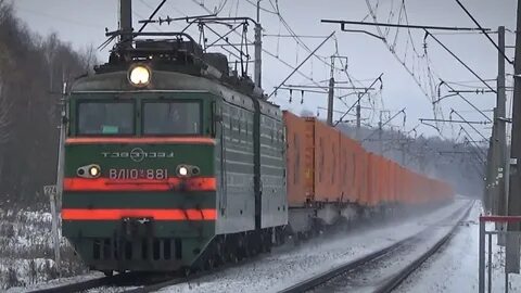Электровоз с грузовым поездом приветливый машинист