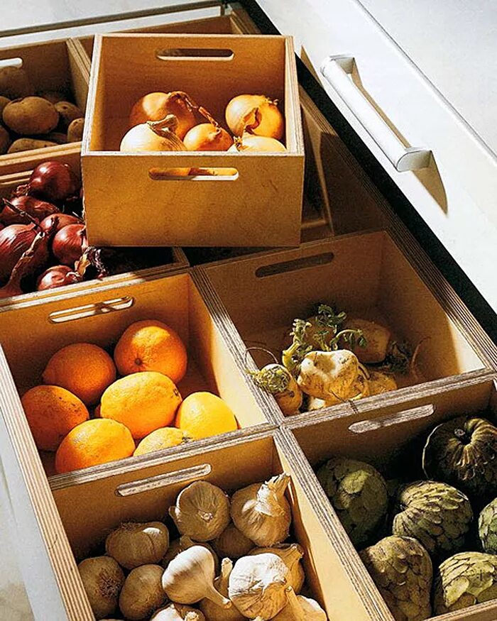 Можно хранить картофель в холодильнике. Хранение овощей. Ящик для овощей на кухню. Выдвижные ящики для овощей. Фрукты в ящике.