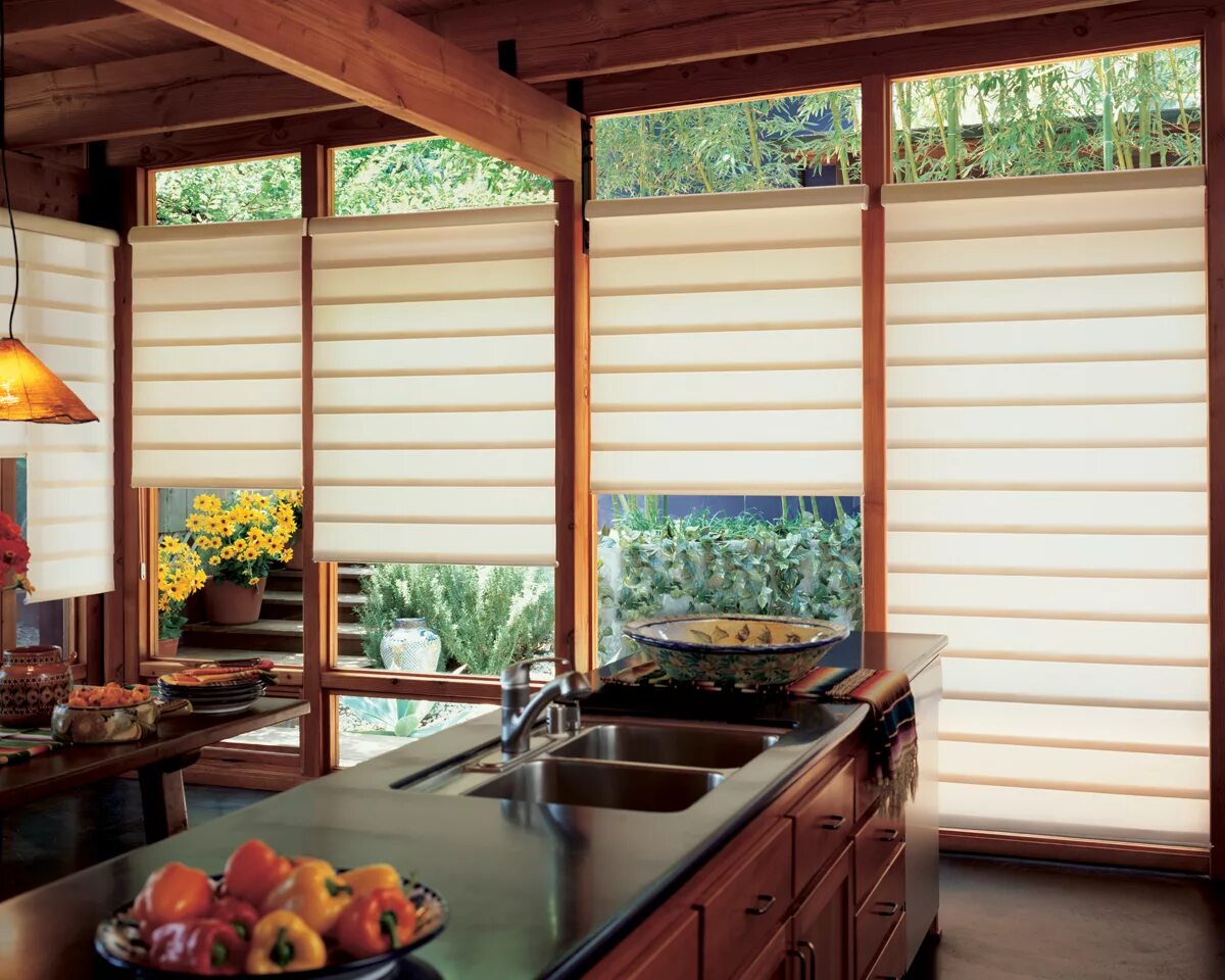 Окна хантер. Плиссе Hunter Douglas. Hunter Douglas жалюзи плиссе. Рулонные шторы на веранду. Жалюзи в японском стиле.