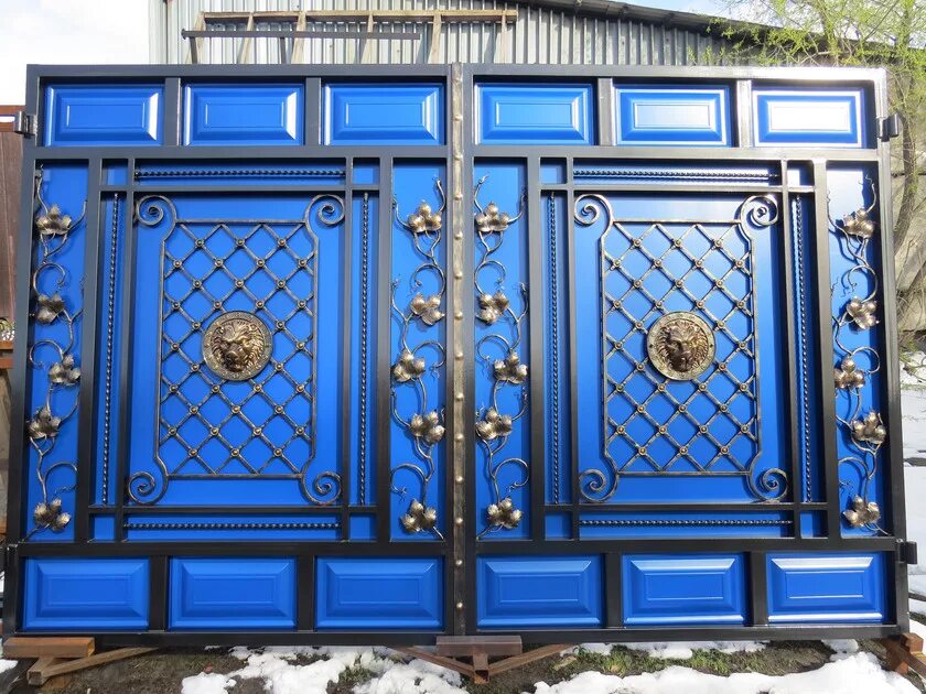 Краска для ворот железных. Кованые ворота ультрамарин. Синие ворота. Синие ворота с ковкой. Кованые ворота синего цвета.