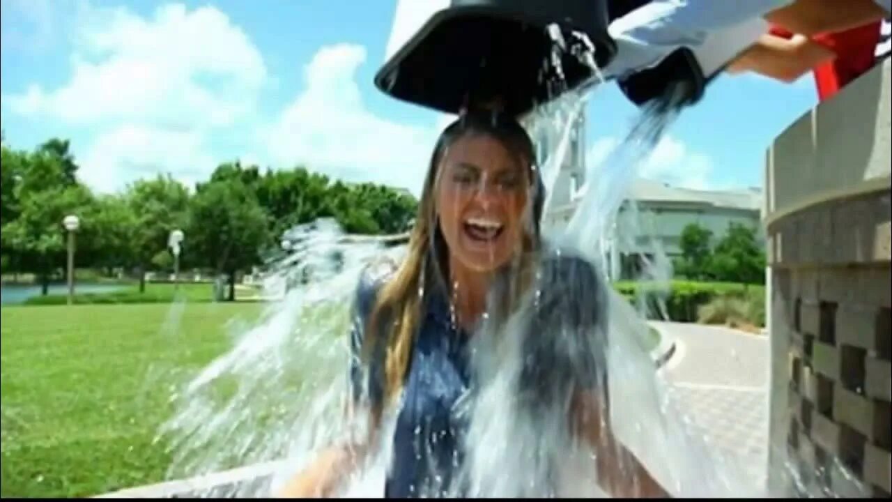 Als bucket challenge. Роуз бирн ice bucket challenge. als ice bucket challenge (2014):. ice bucket challenge ютуб.