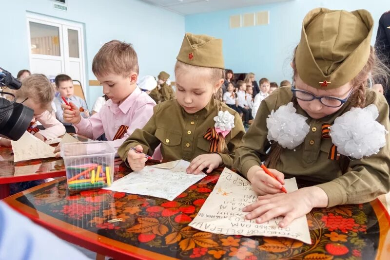 Патриотический урок в школе. Патриотические занятия в школе. Для дошколят день Победы. Уроки памяти в школе. Дети пишут письма ветеранам.