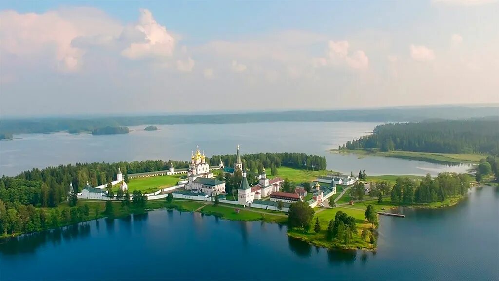 Валдайский Иверский монастырь. Иверский Валдайский Богородицкий Святоозерский мужской монастырь. Иверский монастырь на Валдае на озере. Валдай достопримечательности Иверский монастырь. Валдайский жемчужине средней полосы россии