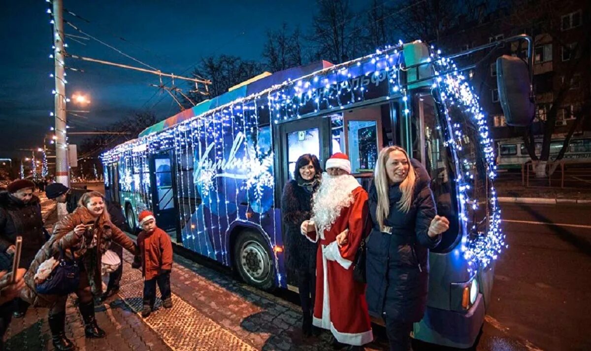 Новый год поездка. Новогодний троллейбус Химки. Автобус новый год. Автобусы в новогоднюю ночь. Новогодний общественный транспорт.