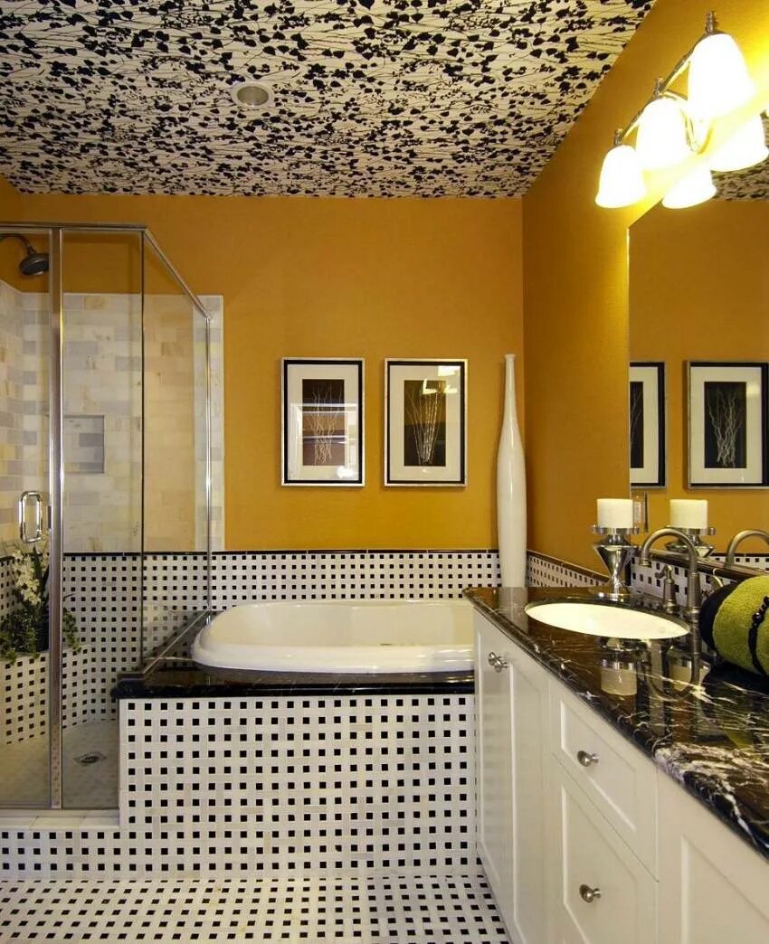 Натяжные потолки ванная плитка. Потолок в ванной. Потолок в ванную комнату. Желтая ванная комната. Ванная комната потолок.