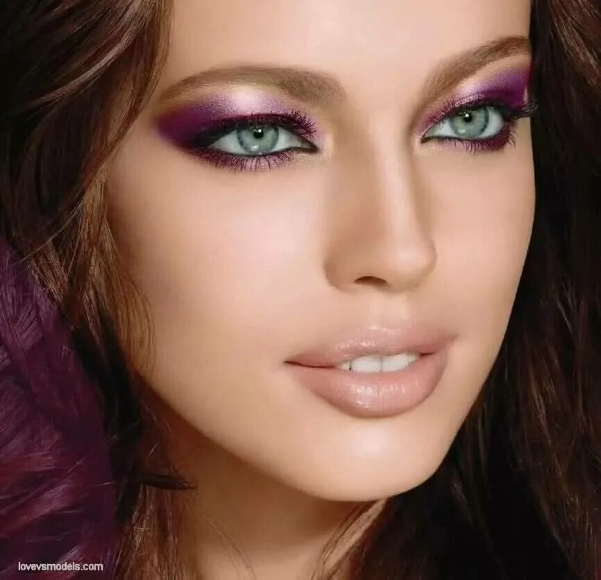 Макияж большие глаза. Подходящий макияж. Яркий макияж для голубых глаз. Яркие губы. Макияж для рыжеволосых с зелеными глазами.