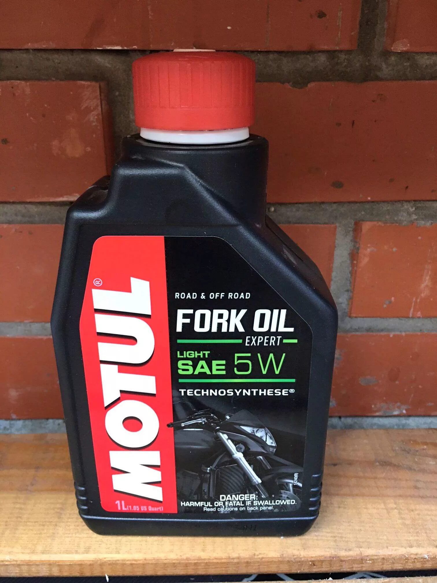 Motul w5 вилочное. Motul fork Oil 5w. Вилочное масло мотюль 10w. Fork Oil SAE 5w Motul. Масло fork oil