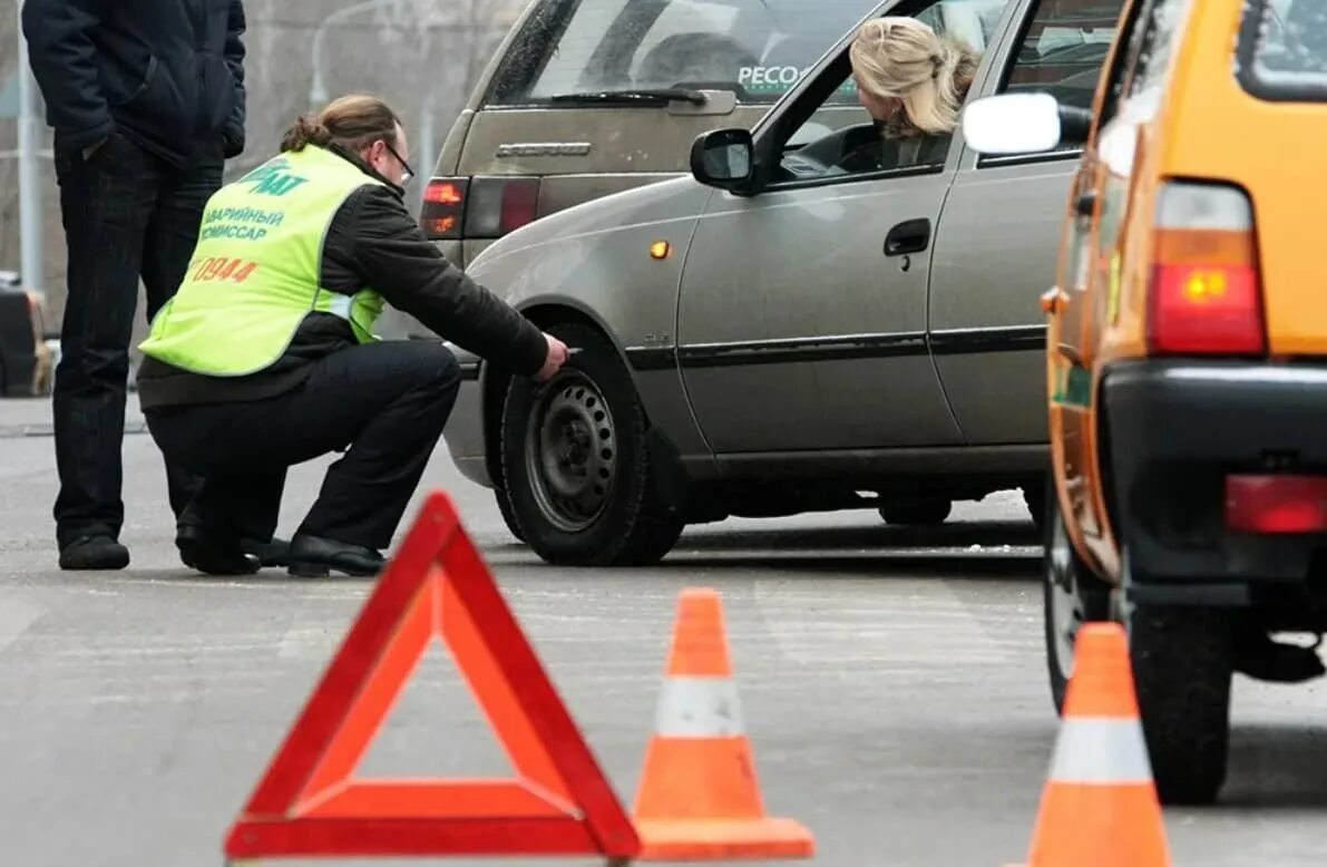 Аварийный комиссар. Автомобили аварийных комиссаров. Техпомощь на дороге. Аварийный комиссар дтп. Машина аварийного комиссара.