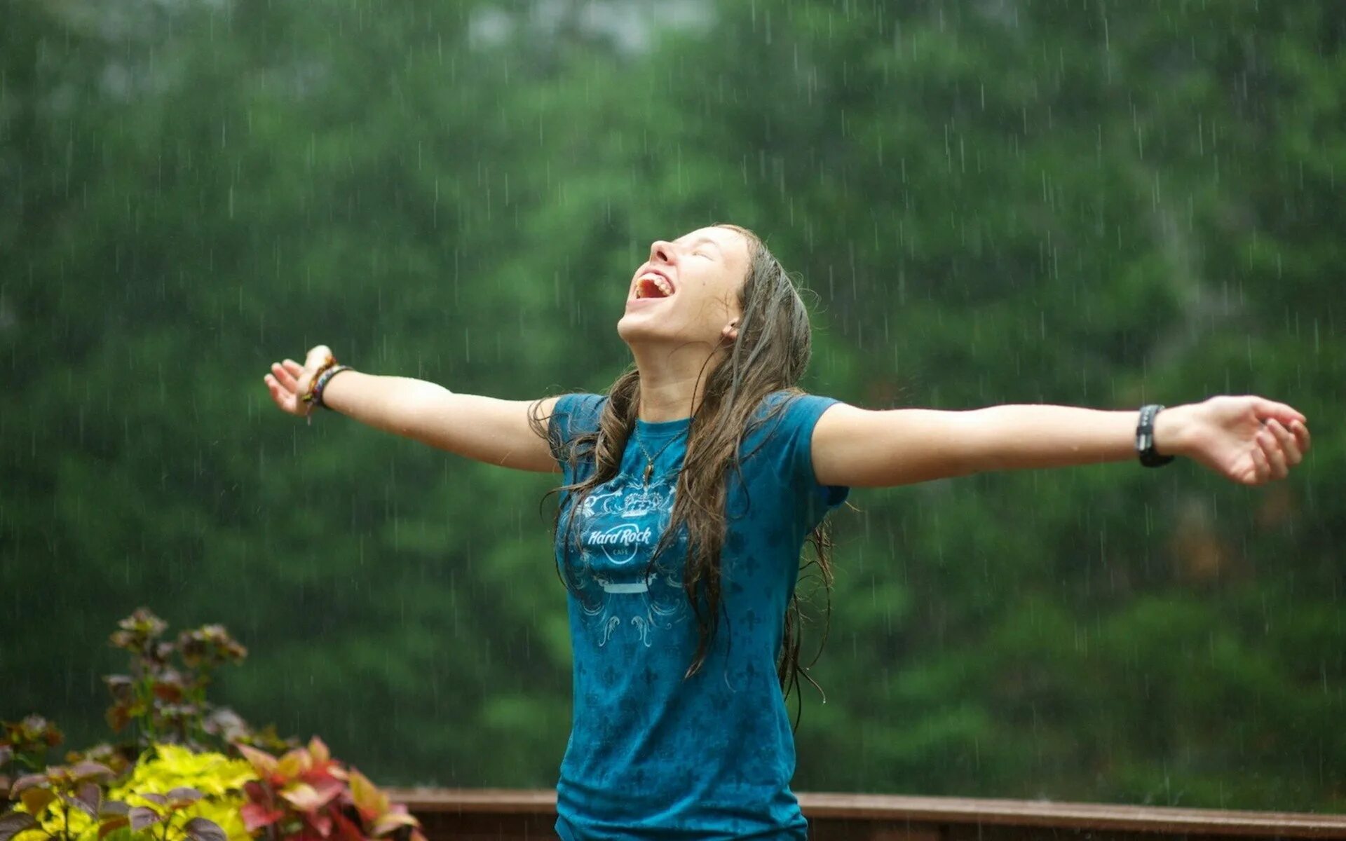 Пение воды. Девушка под дождем. Счастливая девушка. Человек радуется дождю. Радостная девушка.