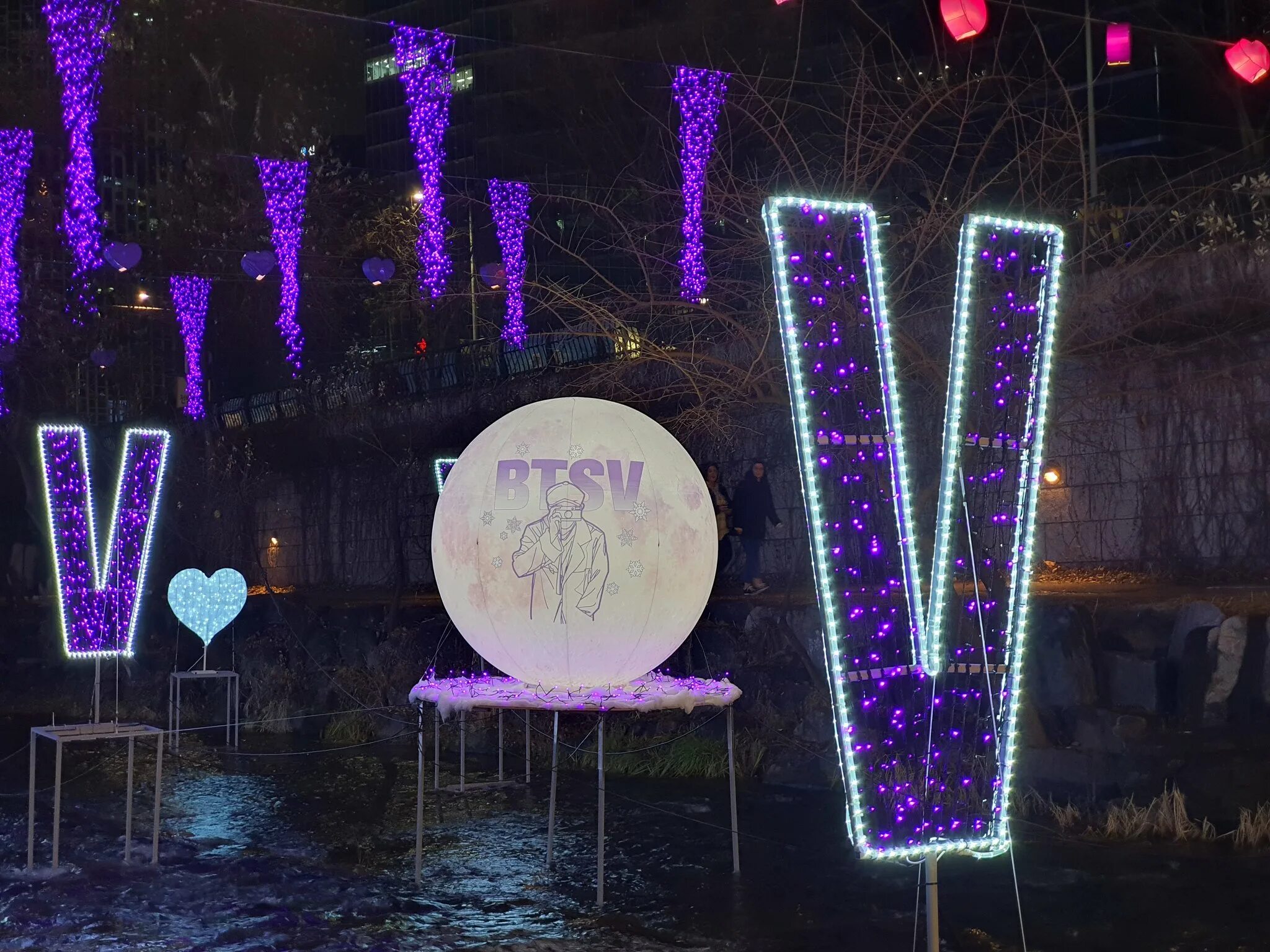 Сеул 2019. Сеул ко дню рождения хосокп. подсвеченные здание на др бтс. баннер в честь день рождения тэхена. день рождения тэхена в 2018.