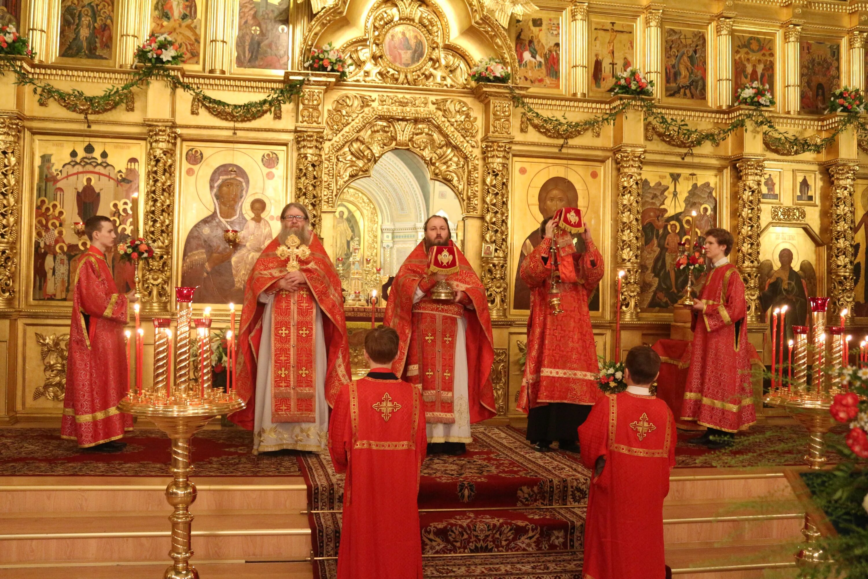 собор богоявленского монастыря в москве. храм богоявления в китай-городе хор. храм богоявления господня бывшего богоявленского монастыря внутри. иверское благочиние.
