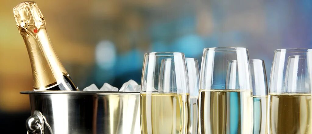 польза шампанского приколы. пить шампанское во сне к чему. бокал шампанского в руке. девушка с бокалом шампанского. чашка с шампанским.