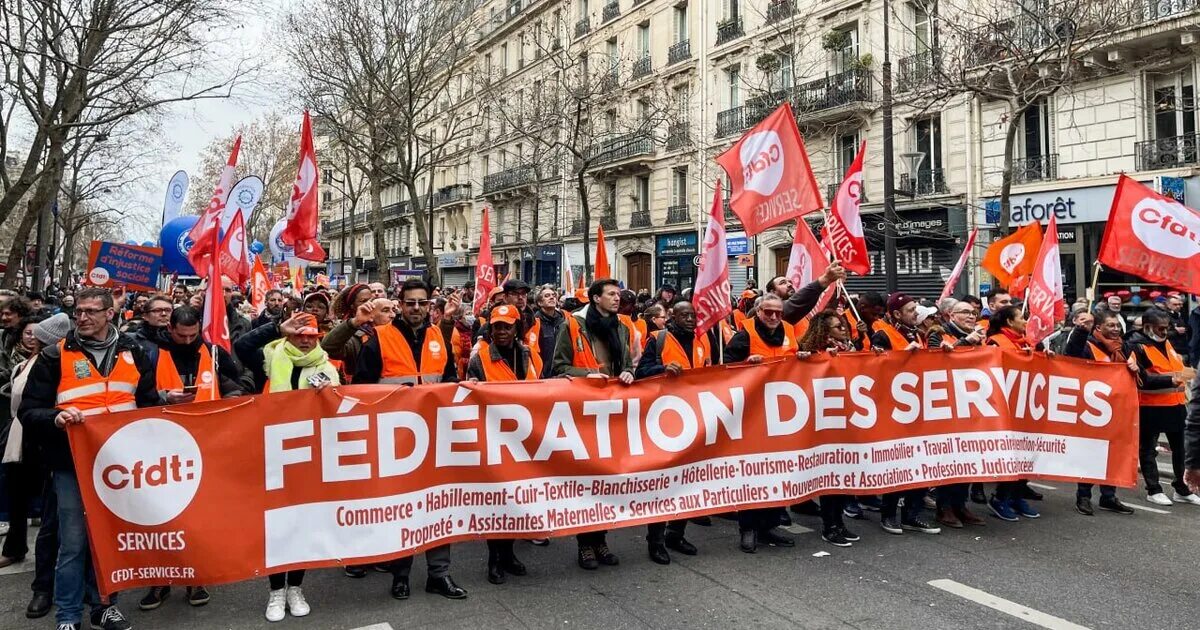 Французы миллион. Митинги во Франции. Люди на митинге. Протесты во Франции. Протест фото.