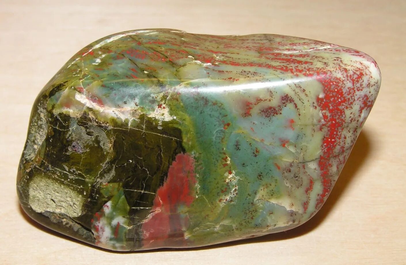 диоптаз камень. биотан малахит малахит. уральские самоцветы малахит. камни урала цвета. самоцветы урала полудрагоценный камень.