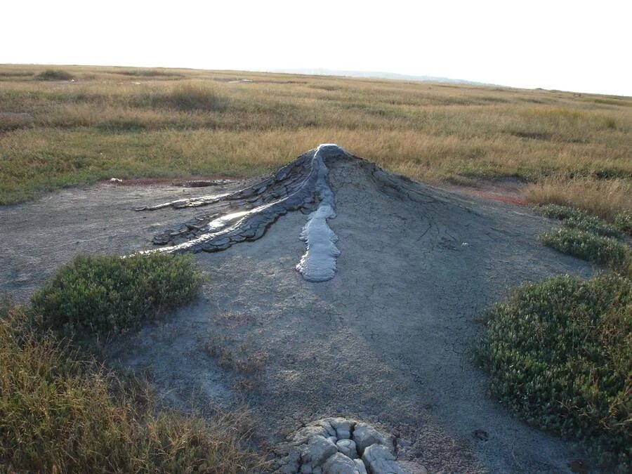 Грязевой вулкан блевака. Вулканы краснодарского края блевака. Ахтанизовский вулкан. Грязевой вулкан ахтанизовская сопка. Гора блевака ахтанизовский грязевой вулкан.