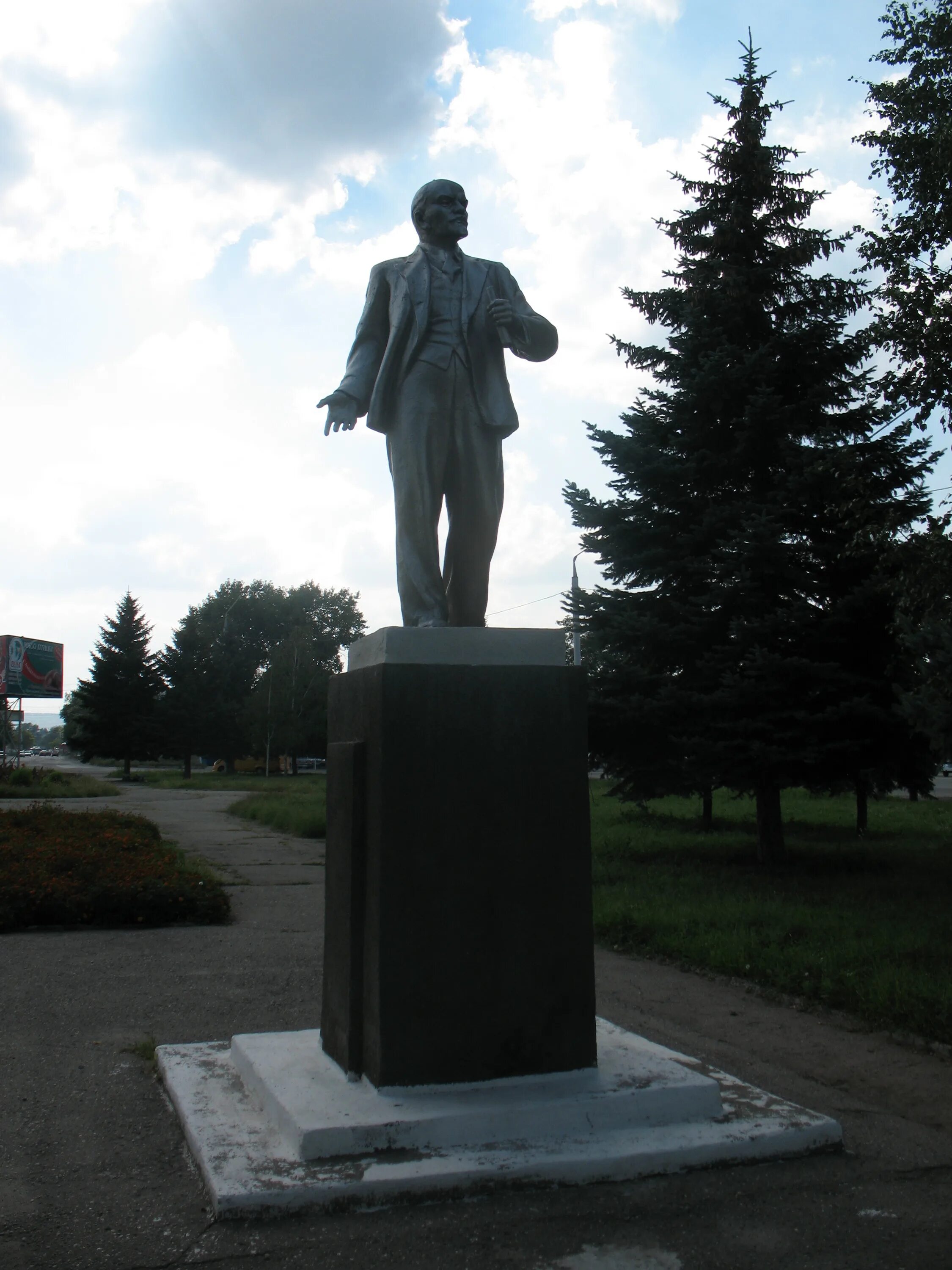 Ленина г черкесск. Памятник Ленину Черкесск. Статуя Ленина город Черкесск. Памятник Пушкину в Черкесске. Памятник Есенину в Черкесске.