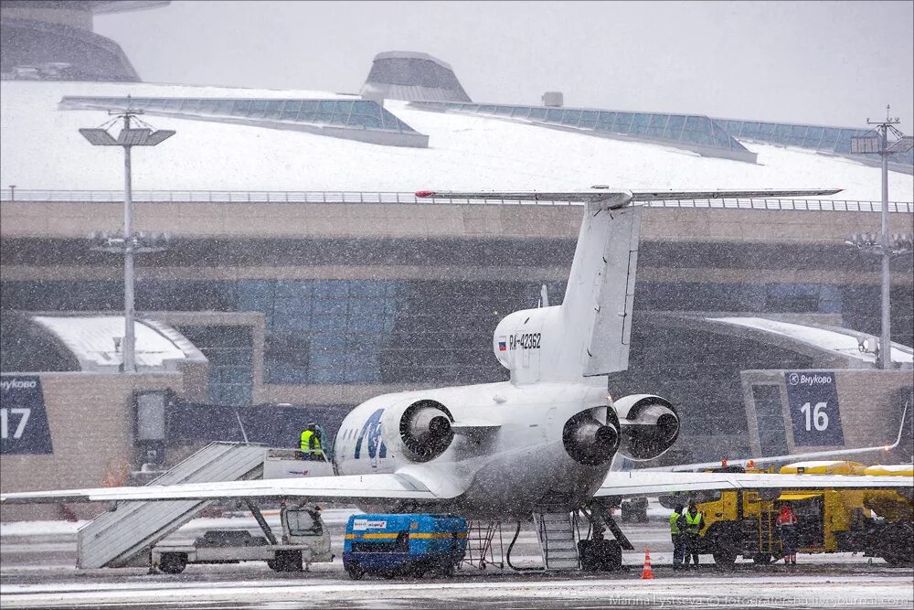 Самолет а 350 аэрофлот. Московский аэропорт внуково самолёты. Москва с самолета. Самолет над москвой. Суперджет шереметьево катастрофа.