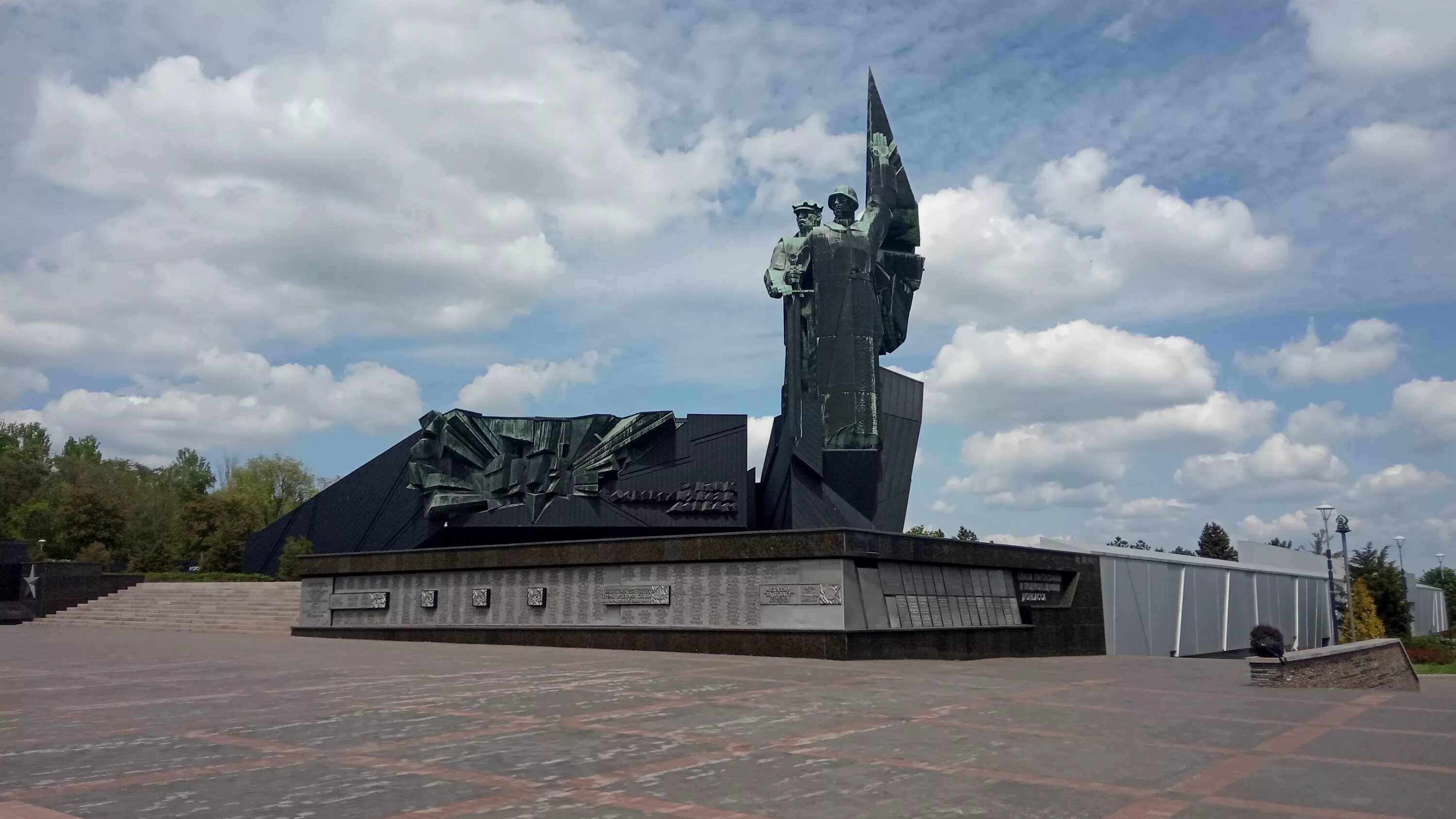 Памятник твоим освободителям донбасс в донецке. Твоим освободителям, донбасс. Мариуполь приморский парк монумент освободителям донбасса. Памятники донбасса. Памятник освободителям донбасса.