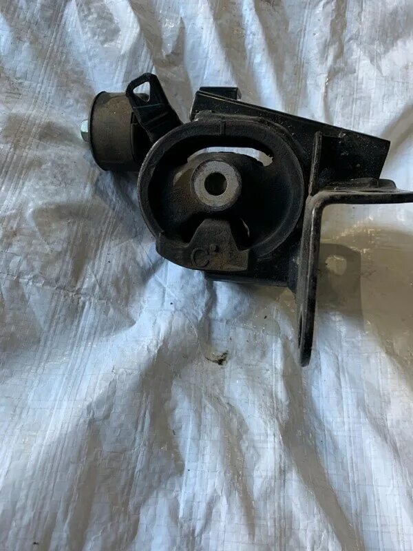 Подушка двигателя спасио. Toyota 12372-15220. подушка двигателя тойота королла спасио 111. тойота королла гп подушка левая. подушка передняя спасио 2001.