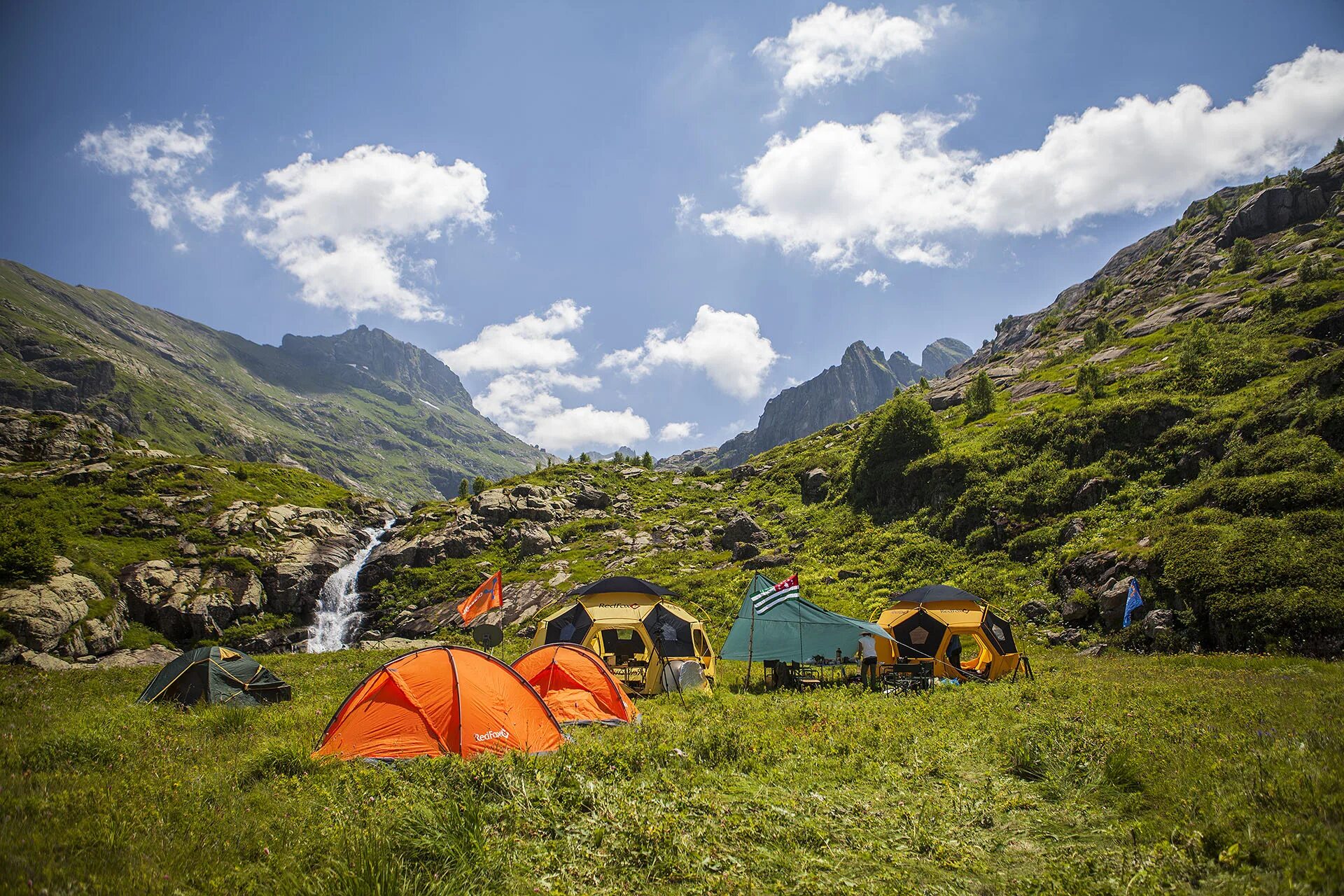 Mountains camping. Дигорское ущелье кемпинг. Палаточный кемпинг в Абхазии. Ачандар кемпинг Абхазия. Палаточный городок Адыгея.