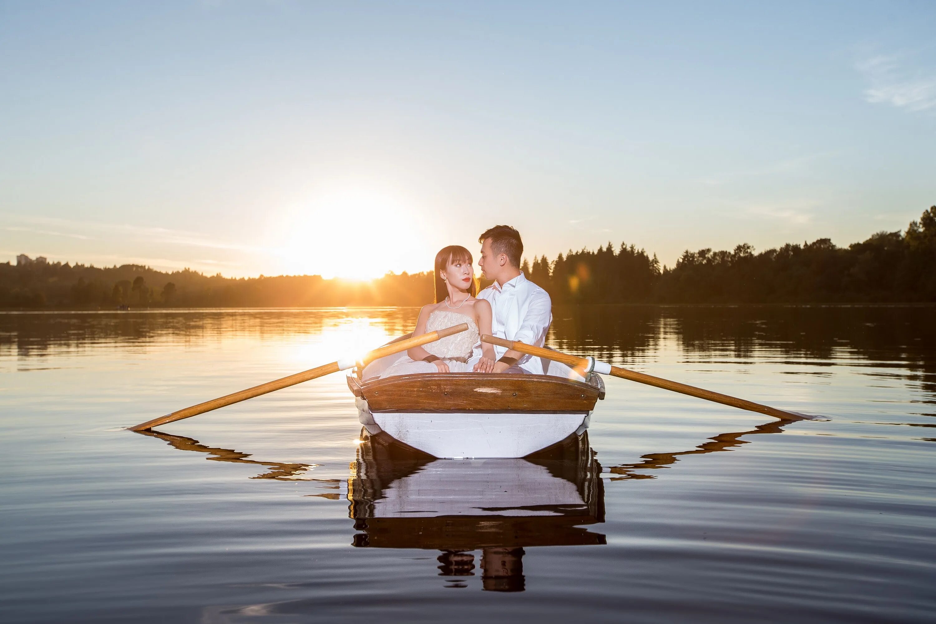 Человек в лодке. Дышать в лодке. Одинокая лодка. Даниэль ричард художник картины. Влюбленные в лодке.