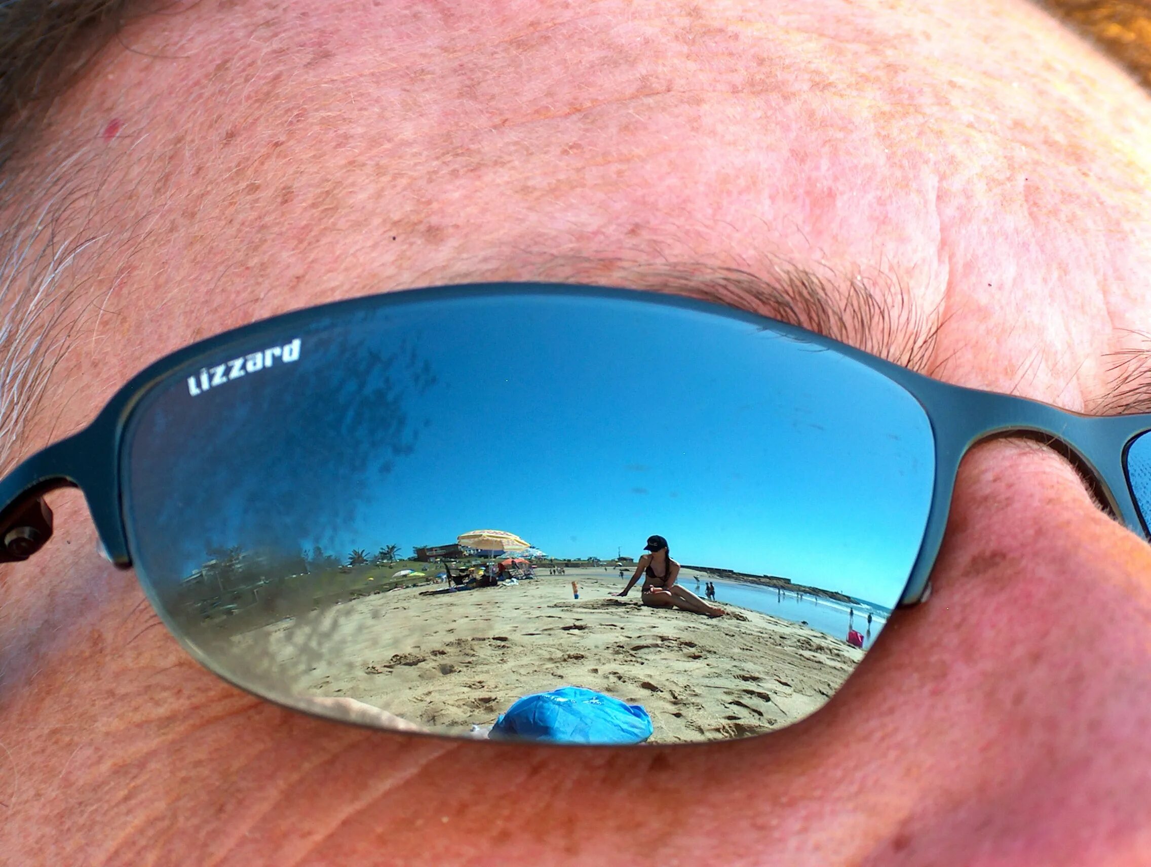 Солнечные очки. Отражение в очках. Человек в солнцезащитных очках. Отражение в очках море.