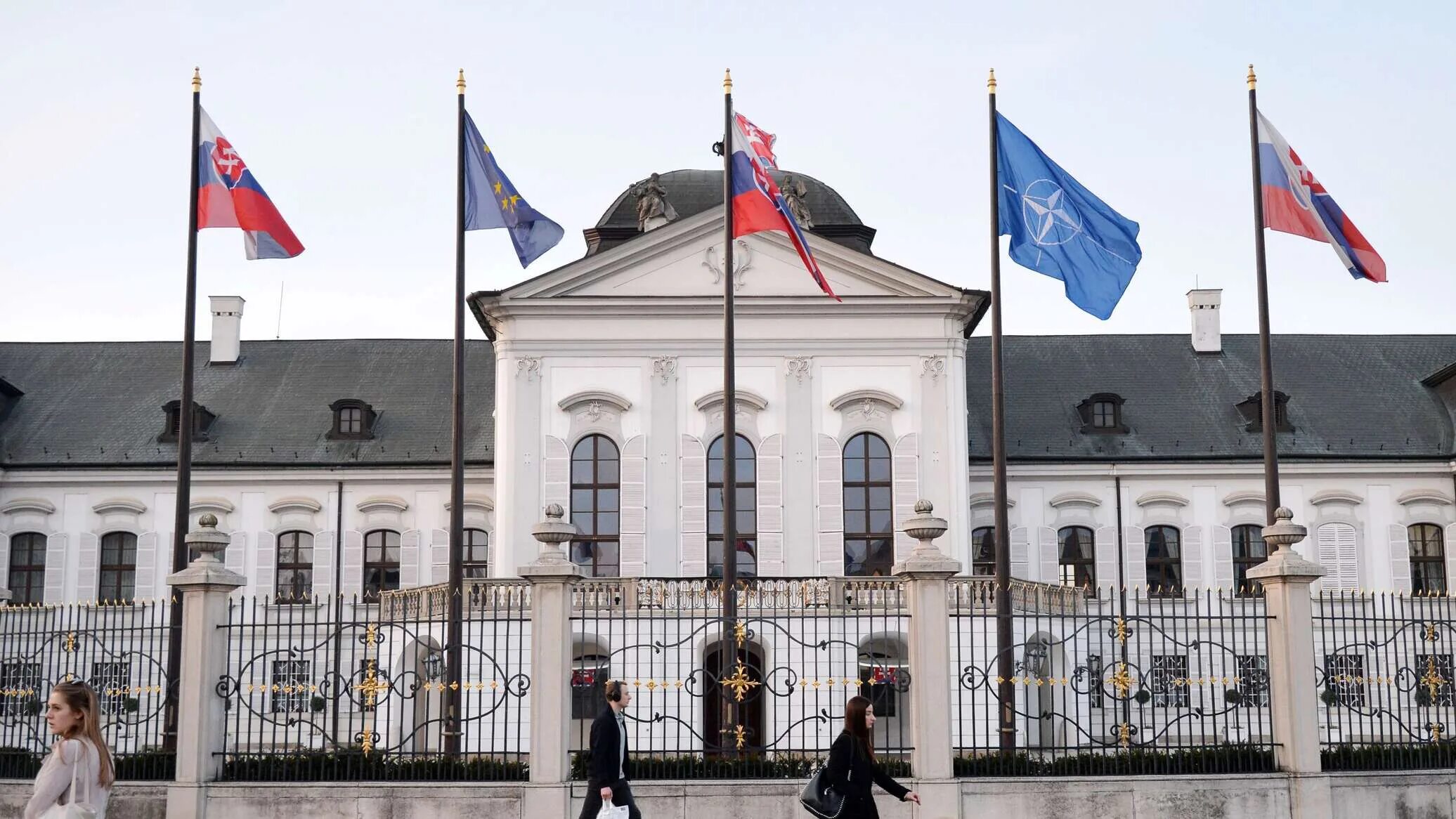 Венгрия ратифицировала. Парламент Словакии. Парламент Словакии здание. Братислава президентский дворец. Парламент Словакии 1992.