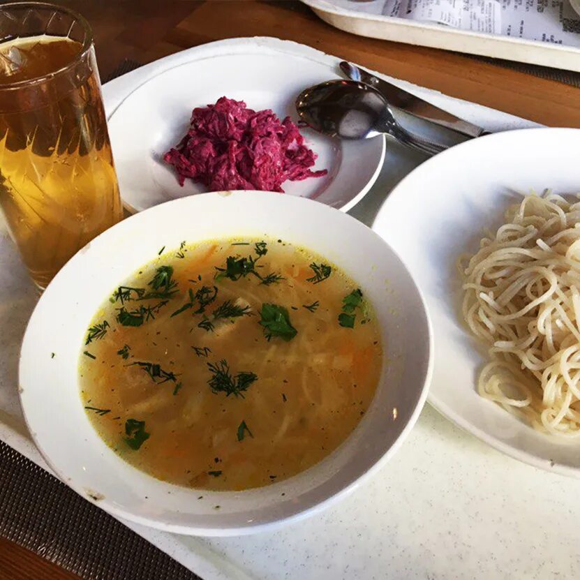 Обед корень. Вок в столовой. Лапша суп на обед и салат. Суп лапша Бахетле. Суп и макароны в одной тарелке.