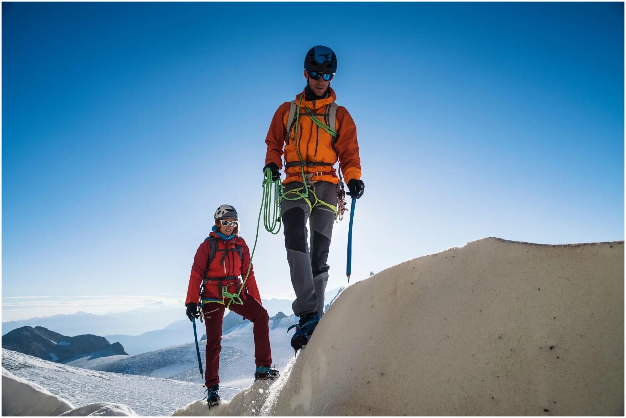 Rock simond каска. Одежда альпиниста. Одежда альпиниста. Комбинезон the north face himalayan. Снаряжение для альпинизма.