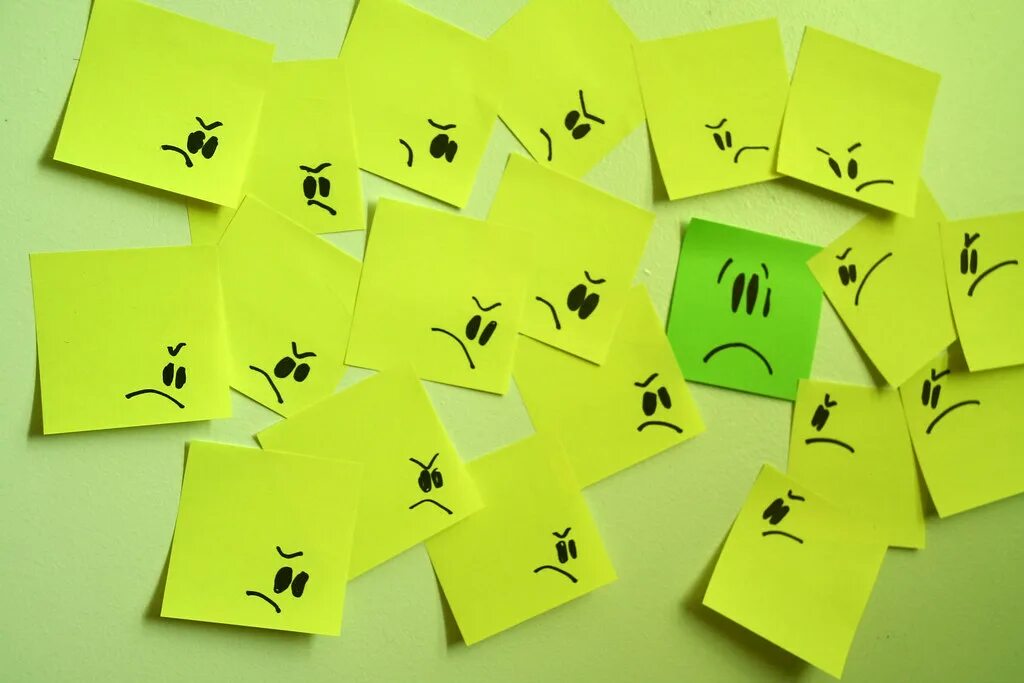 Доска на рабочий стол для заметок. Много записок. Бумажки для заметок. Стикеры для заметок. Стикеры поздравления.