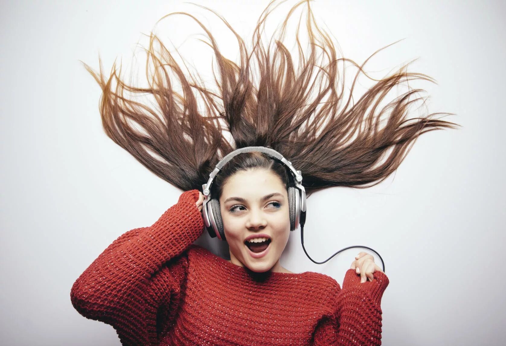 Слушать веселые песни. Волосы в прыжке. Девушка слушает музыку и волосы дыбом. Необычные фото музыка. Песни которые заедают в голове.