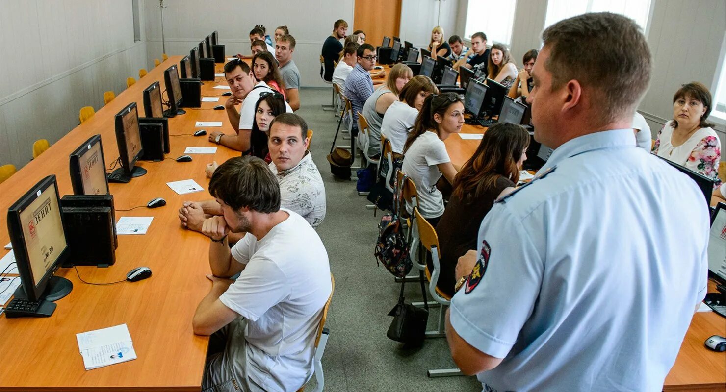 Где сдать экзамен гаи. Экзамен ГИБДД. Теоретический экзамен в ГИБДД. Экзамен в автошколе. Экзамен ГИБДД теория.