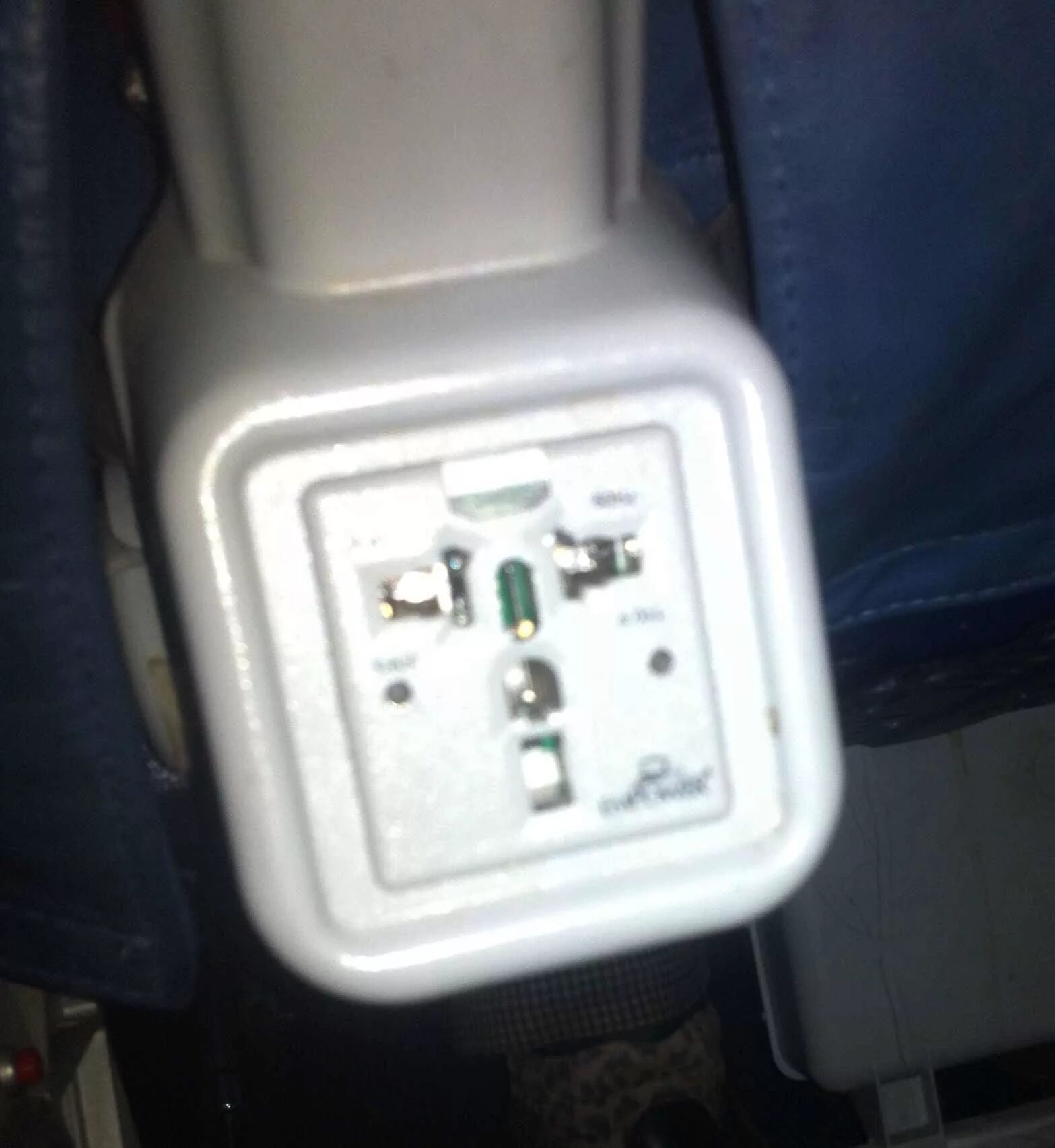 Розетка в Boeing 737. USB зарядка в самолете. Розетки в самолете s7. Штепсельные розетки для самолетов. Зарядку можно в самолет