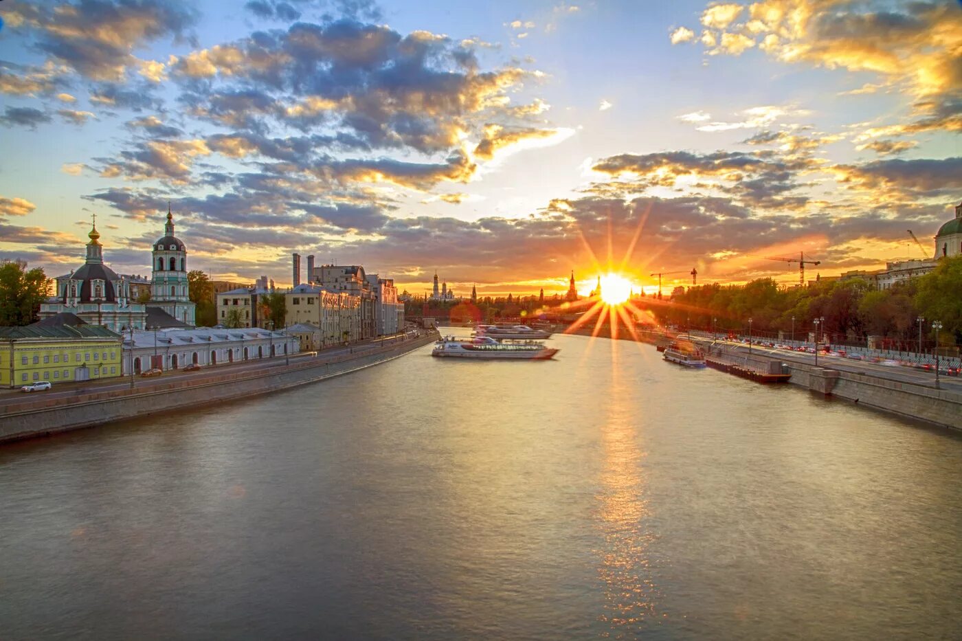 Москва-река Кремль рассвет. Река Волга в Москве. Восход на Москве реке. Рассвет над Москвой рекой. Песня утро москва