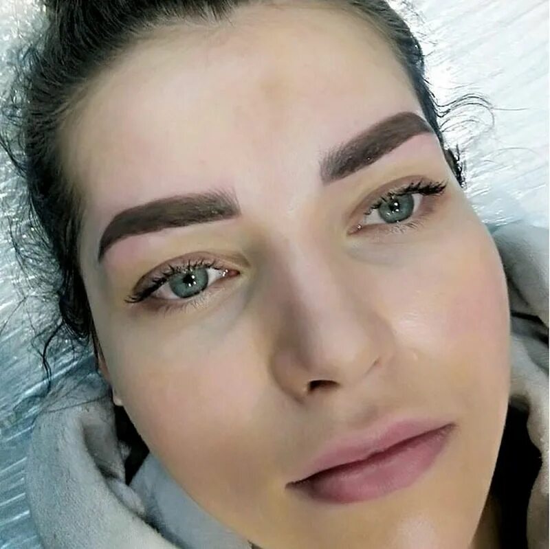 широкие брови татуаж. брови бородиной 2021. перманентный макияж бровей широкие брови. широкие брови татуаж. перманентный макияж бровей.