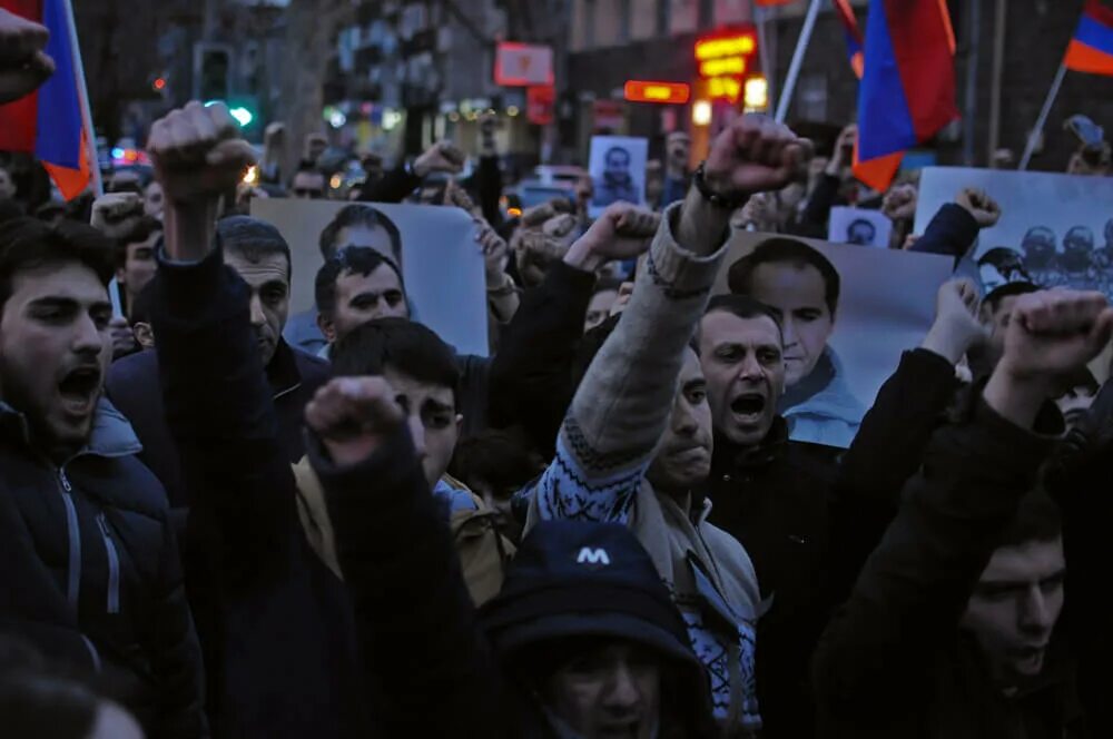 Протестующий армянин. Сидяший протест армян фото. Тарадрами поханакум Армения Ереван сегодня. Сми ереван