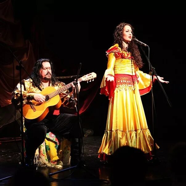 Табор возвращается николай васильев концерт. Вечеринка в цыганском стиле. Цыганский шоу театр табор возвращается. Цыганский табор воронеж. Ансамбль табор.