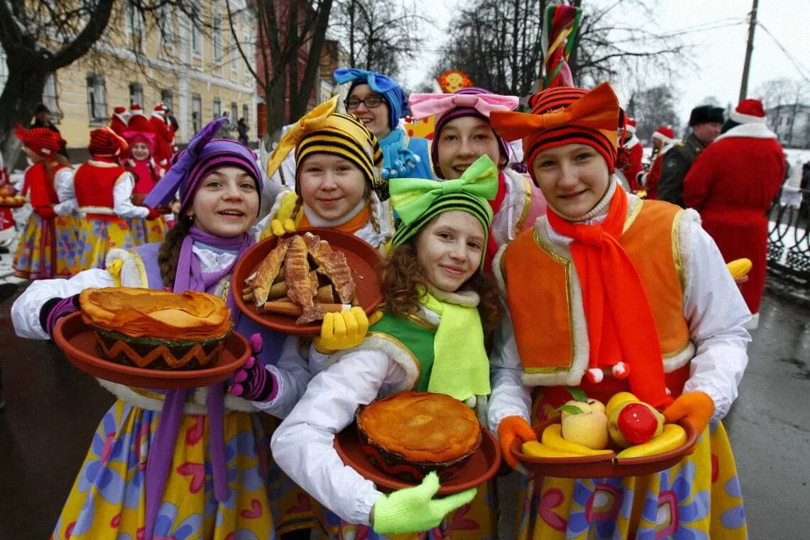 Праздничные гуляния на Масленицу. Масленица в России. Празднование Масленицы. Масленичные гуляния блины. Колпак на масленицу