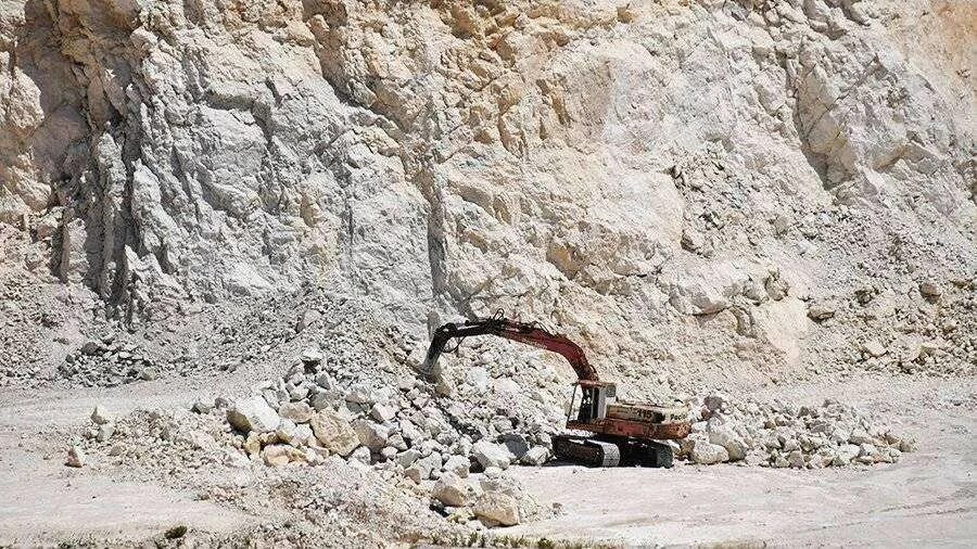 гранитный камня 1тон. южно александровское месторождение строительного камня габбро. карьер маркшейдер. месторождение строительного камня.