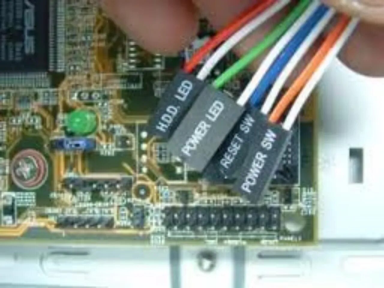 Как подключить провод power sw. Power sw. power sw reset sw. power led куда подключать. контакты на power on reset компьютер.