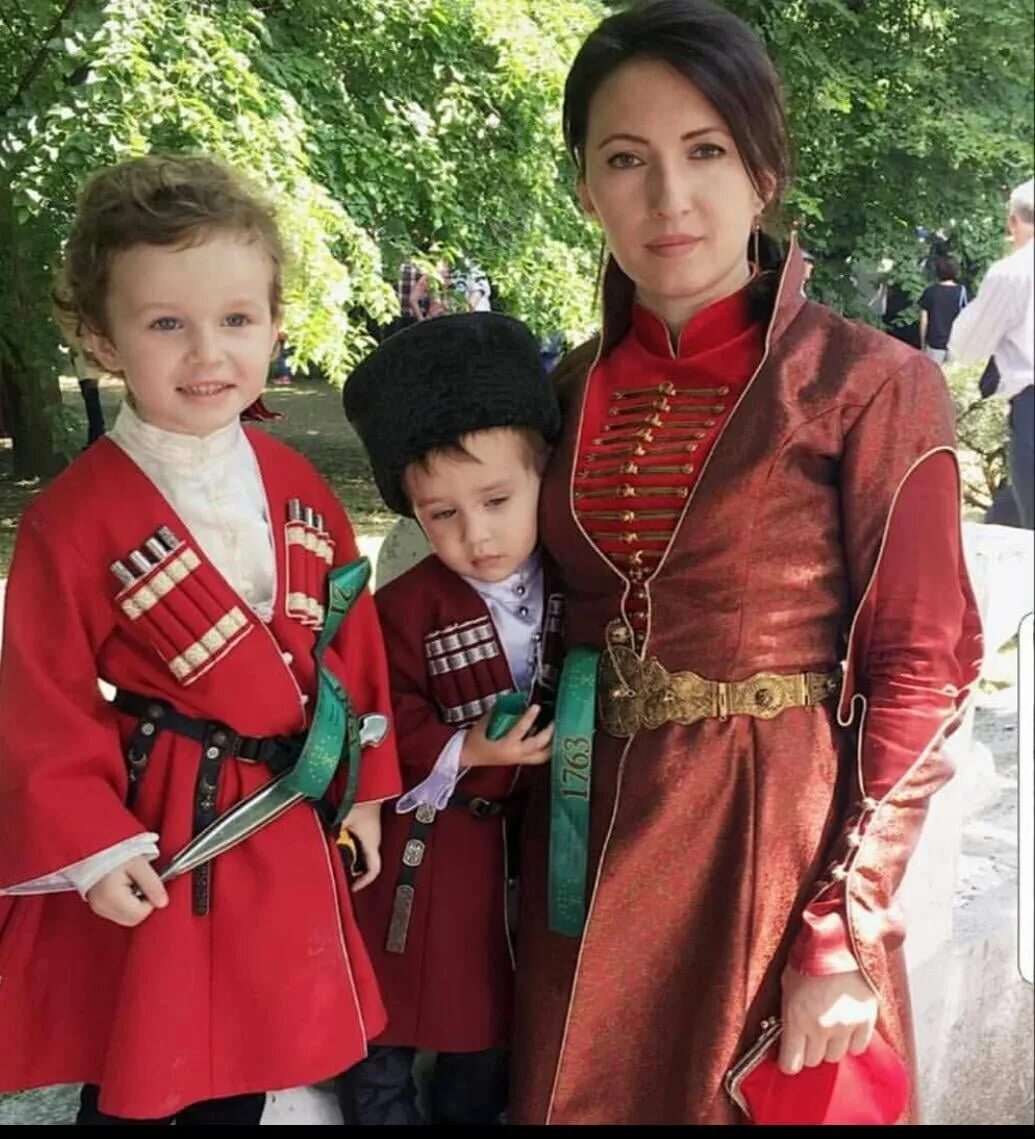 Адыги черкесы кабардинцы. Кавказ черкесы черкешенка. Дети в национальных костюмах. Адыги черкесы кабардинцы. Черкесска девушка.
