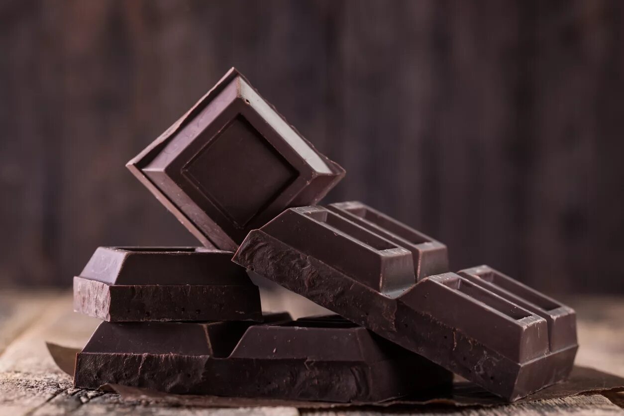Темный шоколад фото. 3. «Dark Chocolate», темный шоколад Швейцария. Шоколад черный Горький. Темный (черный) шоколад. Фон темный шоколад.