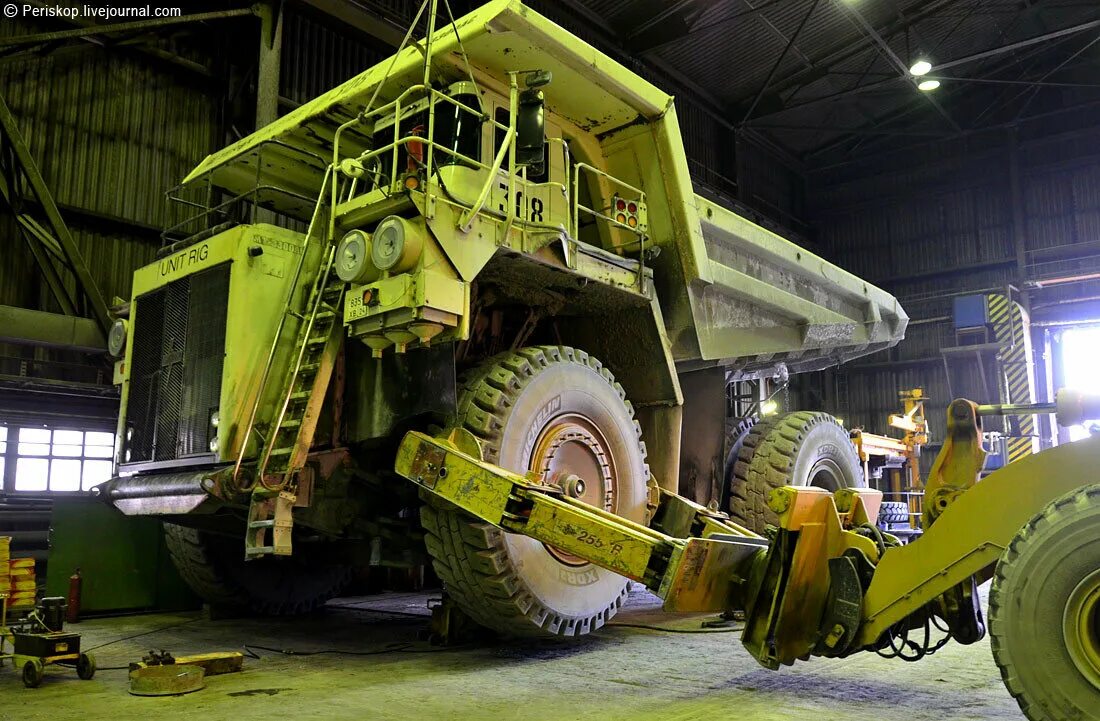 Карьерный экскаватор и белаз. Cat 5230. Слесарь-механик по ремонту спецтехники. Карьер техника. Белаз.