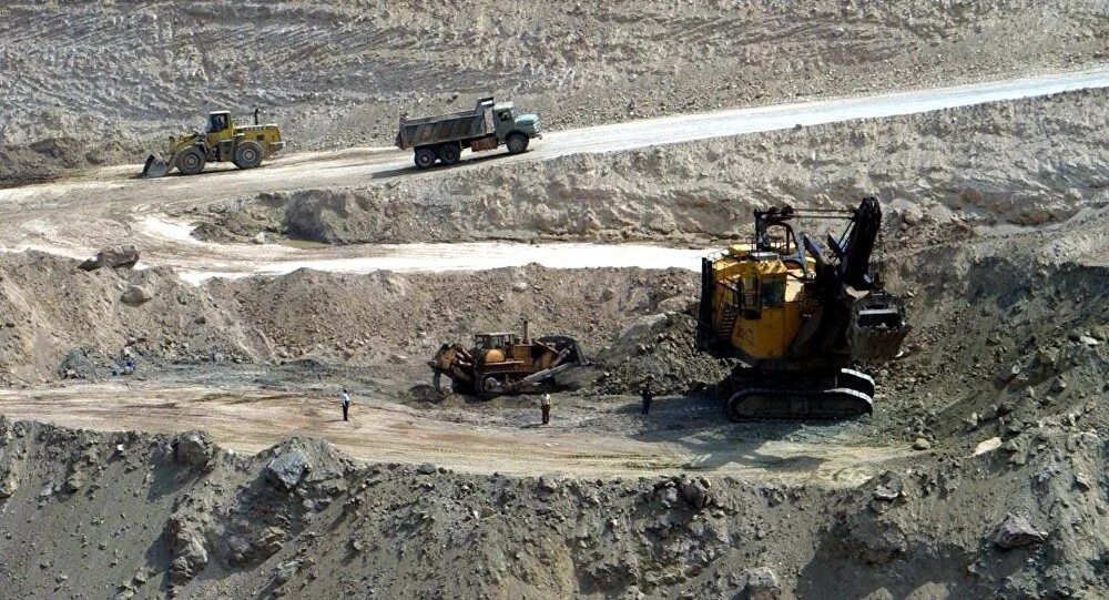 Медный рудник эскондида чили. Камыш бурунское месторождение. Урановые рудники канады. Костомукшское железорудное месторождение. Железорудный бассейн курской магнитной аномалии.